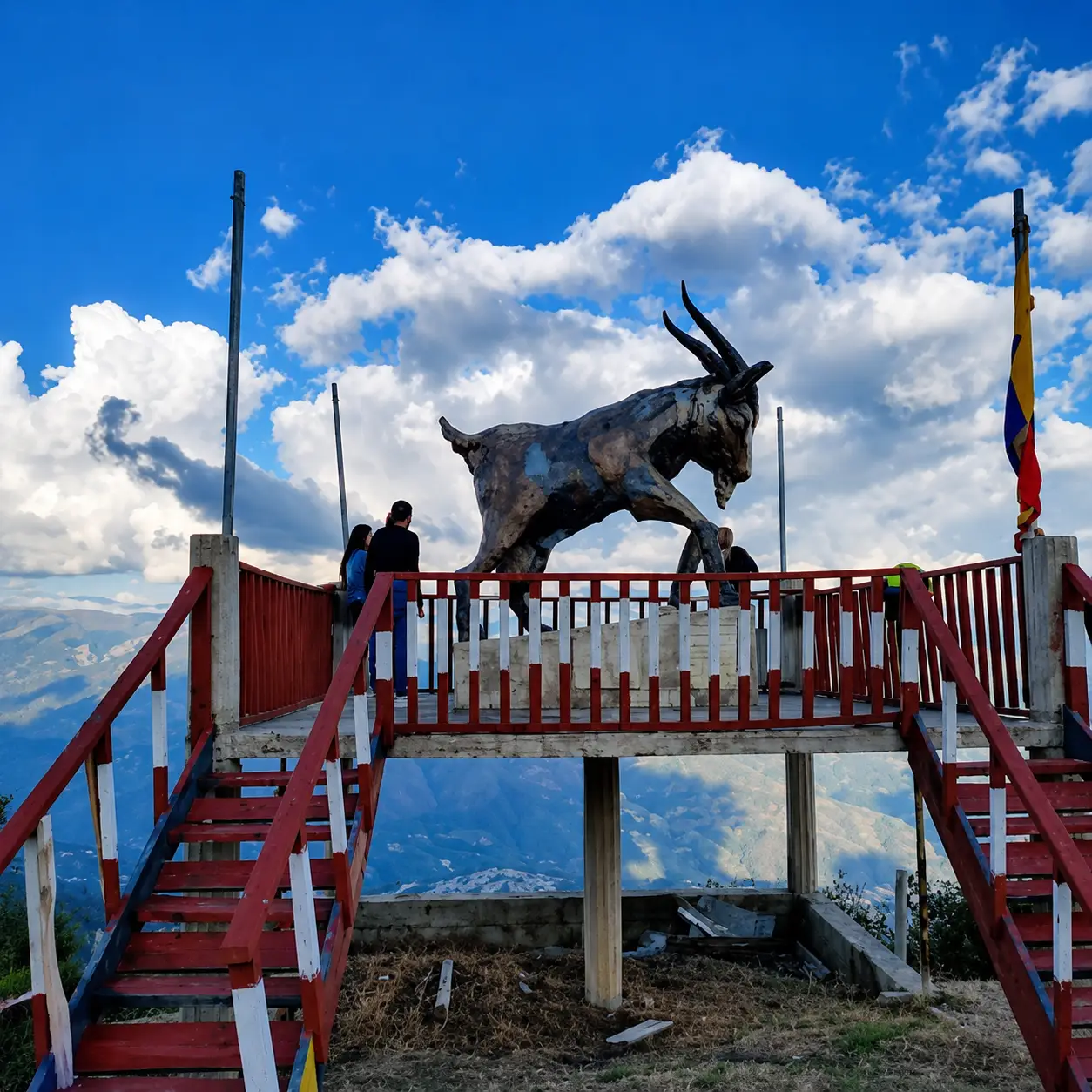 Mirador turístico Peña del Cabro en Málaga Santander con escultura de cabra y vista panorámica